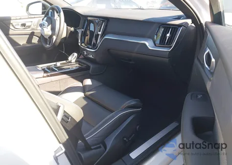 2024 Volvo S60 Recharge Plug-In Hybrid T8 Plus Black Edition z USA, uszkodzony, nr VIN 7JRH60FH5RG301321